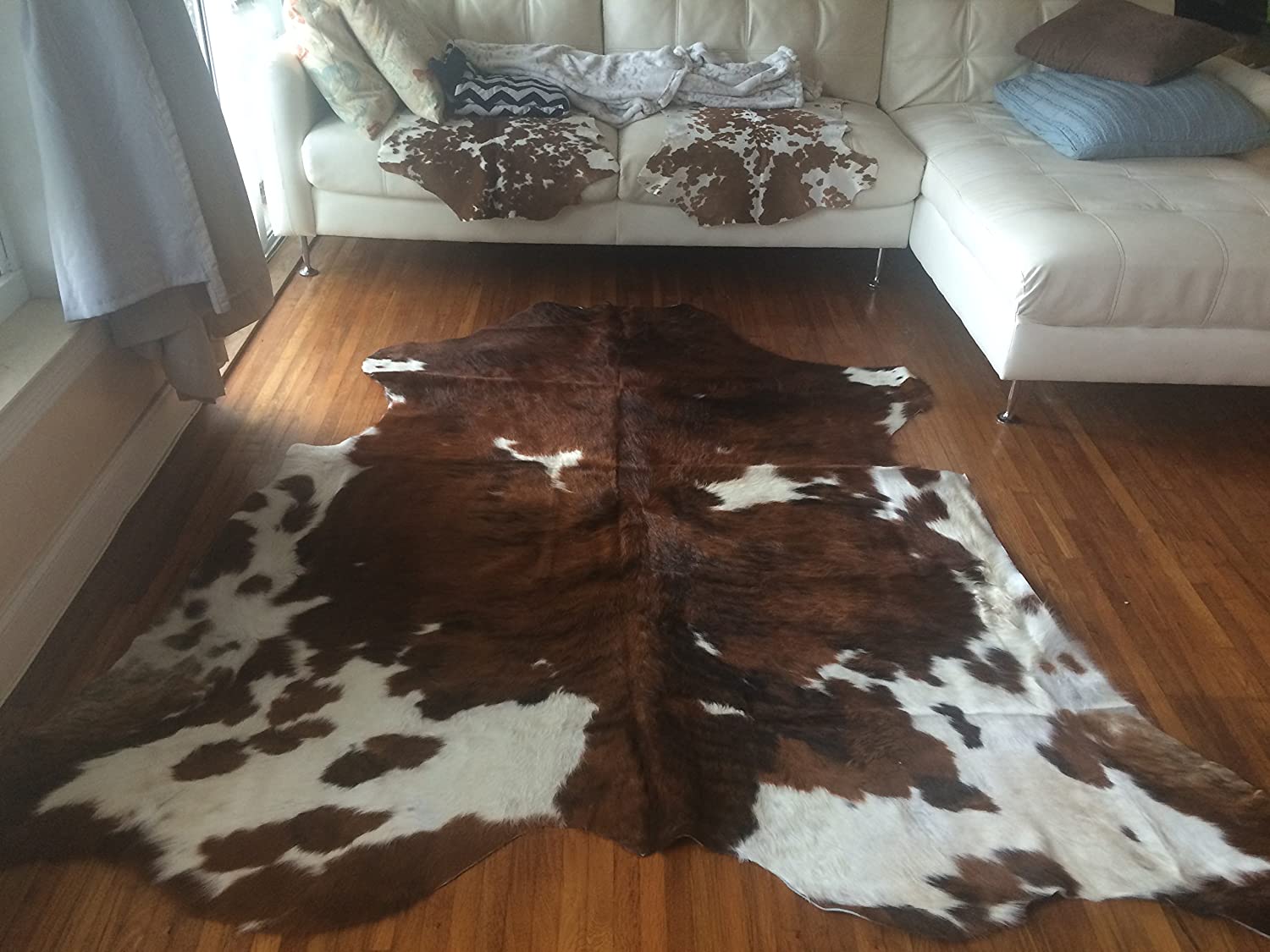 12 Best Cowhide Rug Ideas from Real, Tricolor, and Fake Cowhides [PHOTOS]